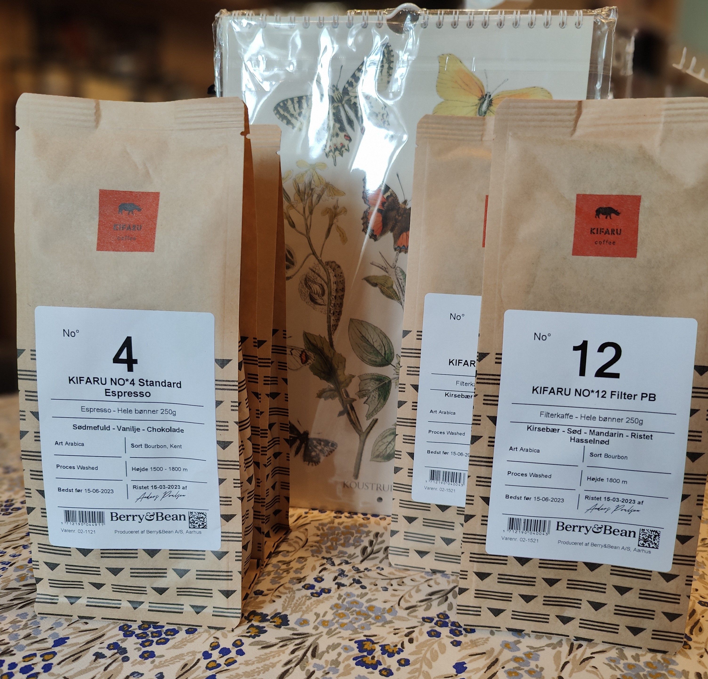 Kaffer fra Tanzania ⛰Kifaru no 12 er en kaffe med tydelig sødme😍, med et strejf af mandarin🍊 og kirsebær🍒 noter. Kifaru no 4 er en sødmefuld og cremet espresso med noter af vanilje og chokolade🍫 lækre kaffer🥰.