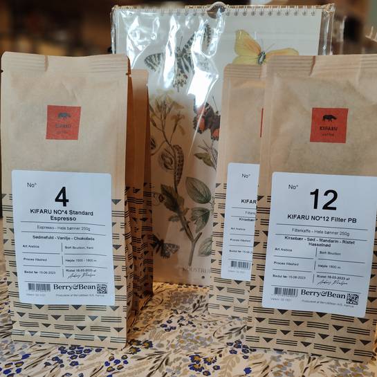 Kaffer fra Tanzania ⛰Kifaru no 12 er en kaffe med tydelig sødme😍, med et strejf af mandarin🍊 og kirsebær🍒 noter. Kifaru no 4 er en sødmefuld og cremet espresso med noter af vanilje og chokolade🍫 lækre kaffer🥰.